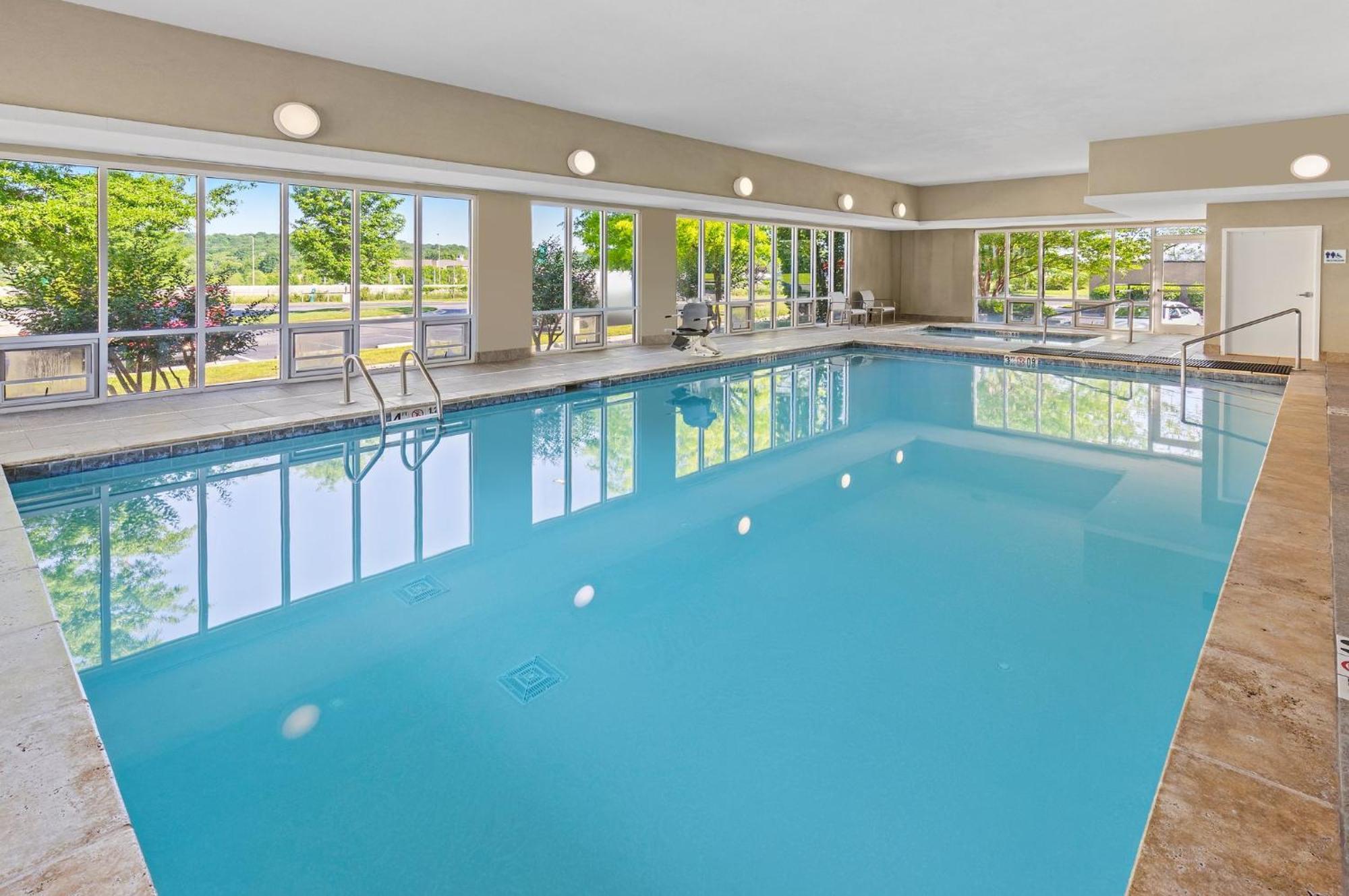 Hotel Express & Springs - Chattanooga By Ihg 2*